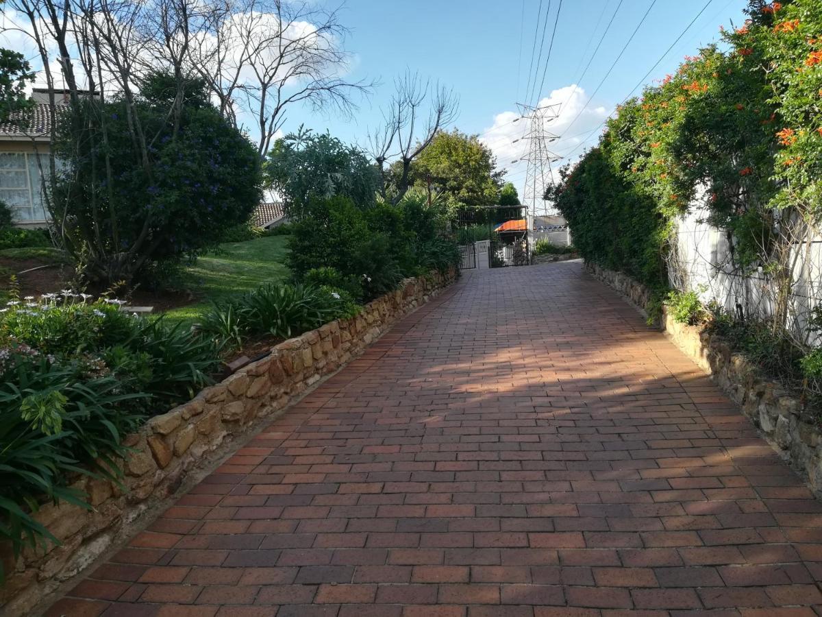 Kaleaba House In A Tranquil Surburb - Linmeyer Hotel Johannesburg Exterior photo